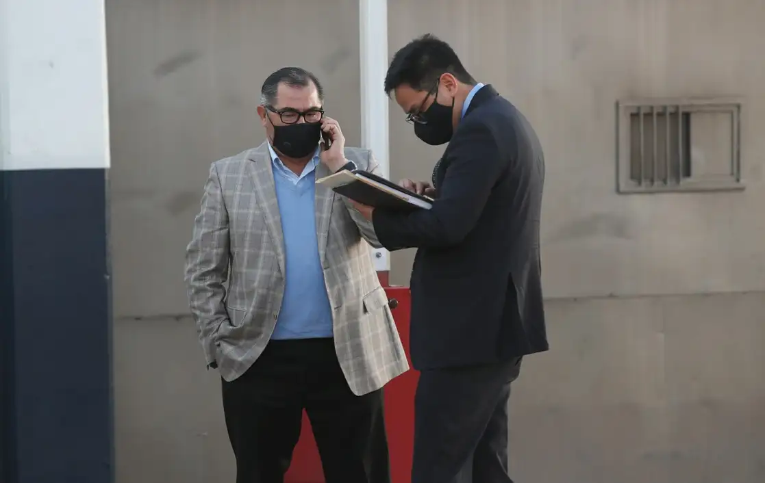 El abogado de Alonso Ancira, José Luis Castañeda espera a las afueras del hangar de la FGR. Foto Víctor Camacho


