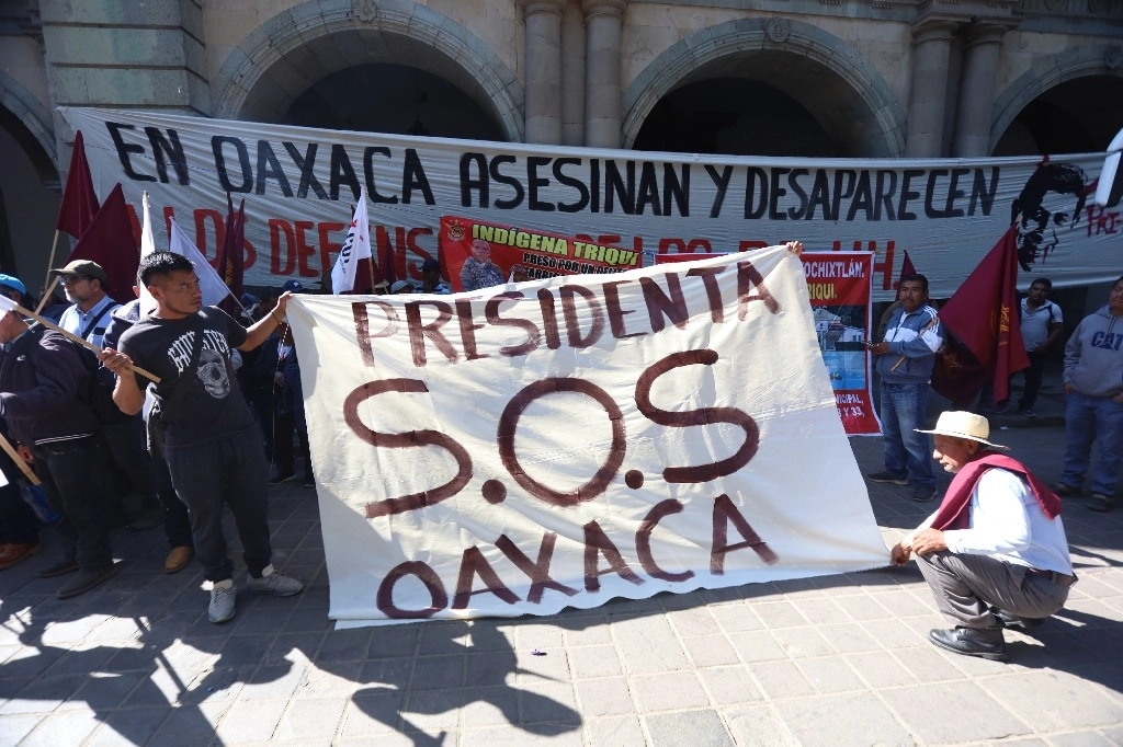 Son alrededor de 200 manifestantes que integran distintas organizaciones sociales las que reclaman ayuda. Foto Jorge A. Pérez Alfonso
