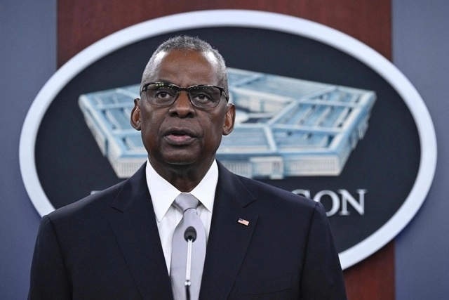 El secretario de Defensa estadounidense Lloyd Austin salió este martes del Centro Médico Militar Nacional Walter Reed. Foto Afp