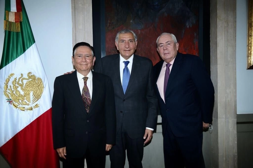 El secretario de Gobernación, Adán Augusto López, entre el anterior director de Segalmex, Ignacio Ovalle (izquierda) y el nuevo titular del organismo, Leonel Cota. Foto cortesía Secretaría de Gobernación
