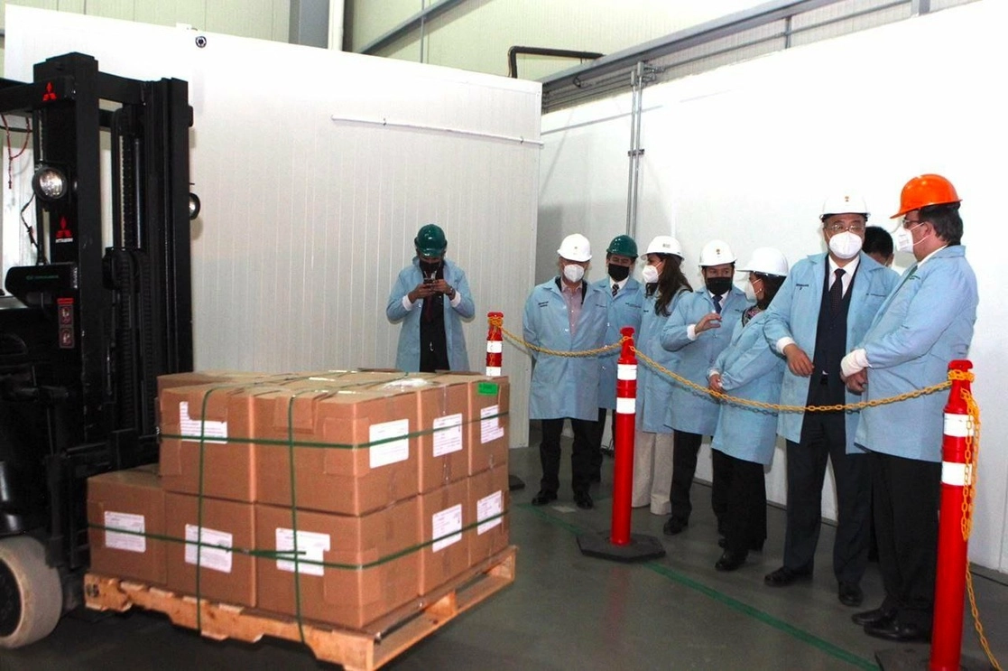 El canciller Marcelo Ebrard (primero a la derecha) acudió ayer a la planta de Drugmex para atestiguar el primer embarque de la vacuna de la farmacéutica china CanSino Biologics que se elabora en México; el contrato es por 35 millones de dosis. Foto cortesía SRE