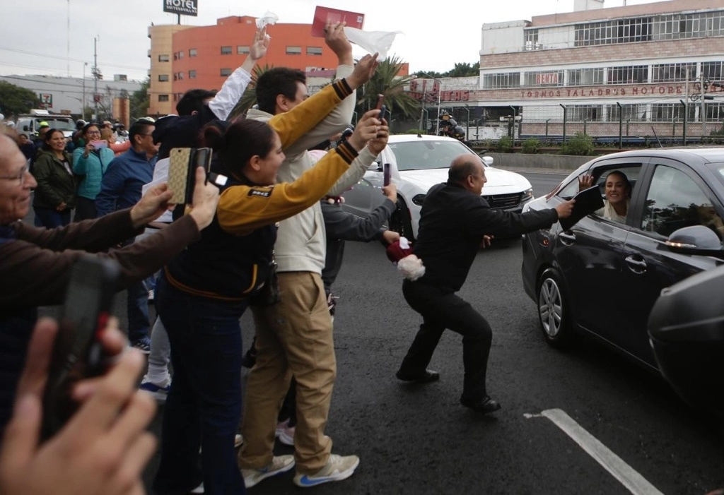 La presidenta Claudia Sheinbaum durante su trayecto hacia la Cámara de Diputados para tomar protesta. Foto José Carlo González