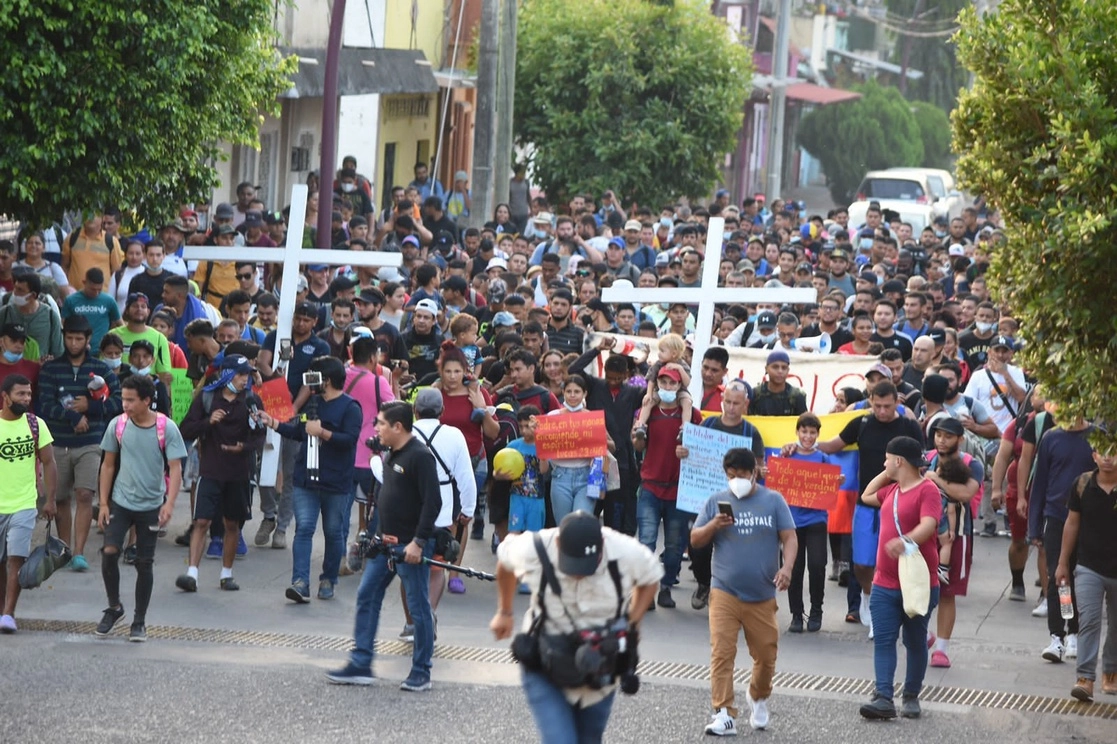 El contingente cruzó sin problemas la localidad de Viva México, en las afueras de Tapachula, donde en ocasiones anteriores los migrantes se han enfrentado con la policía. Foto 'La Jornada'