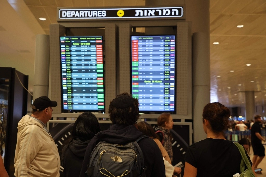 Pasajeros varados en el aeropuerto de Tel Aviv, el 7 de octubre de 2023. Foto Afp