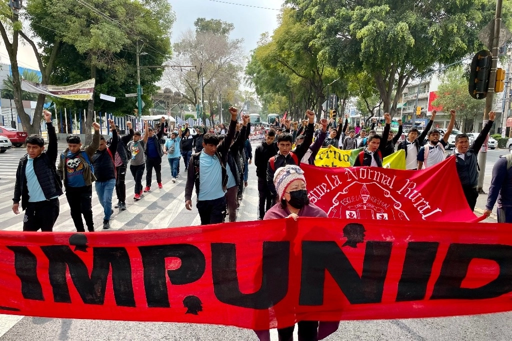 Durante una marcha de diversas organizaciones en solidaridad con el caso Ayotzinapa, que concluyó en la Basílica de Guadalupe, el 26 de diciembre del 2023. Foto Roberto García Ortiz 
