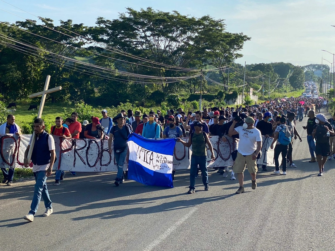 Encabezados por Irineo Mújica, director de Pueblos sin Fronteras, y Luis García Villagrán, del Centro de Dignificación Humana, más de 2 mil migrantes centroamericanos, principalmente, partieron en carava de Tapachula a la Ciudad de México. Foto ‘La Jornada’