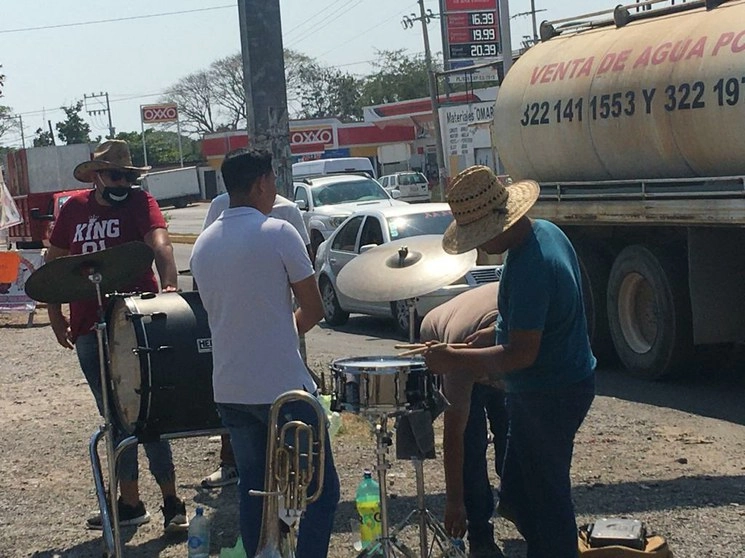 “Lamentablemente algunos nos sostenemos de la música, la verdad sin ese trabajo no tenemos para comer”, dijo Israel, de la Banda Coral de Puerto Vallarta. Foto Javier Santos