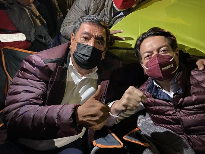 Félix Salgado junto a Mario Delgado en plantón frente al INE. Foto @mario_delgado