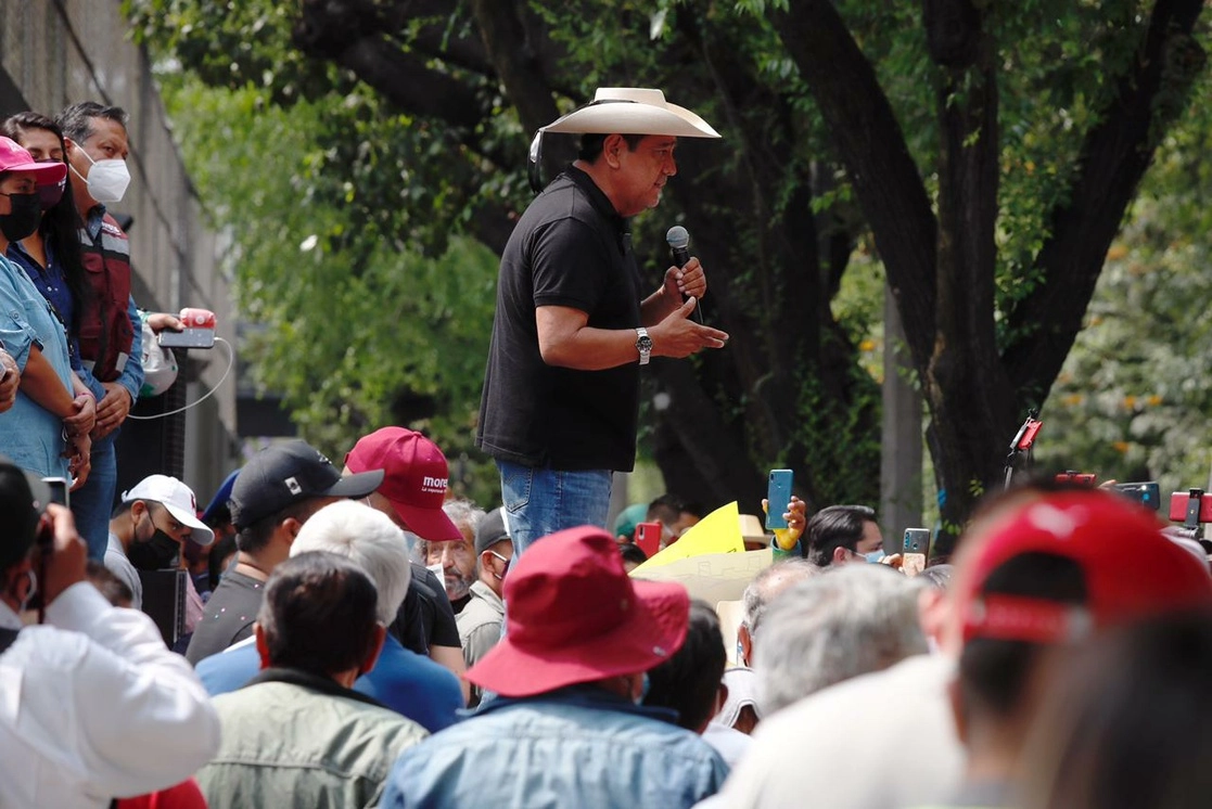Félix Salgado Macedonio, junto con su familia, durante un mitin frente a las instalaciones del INE, en la Ciudad de México, el pasado domingo 11 de abril. Foto Cristina Rodríguez