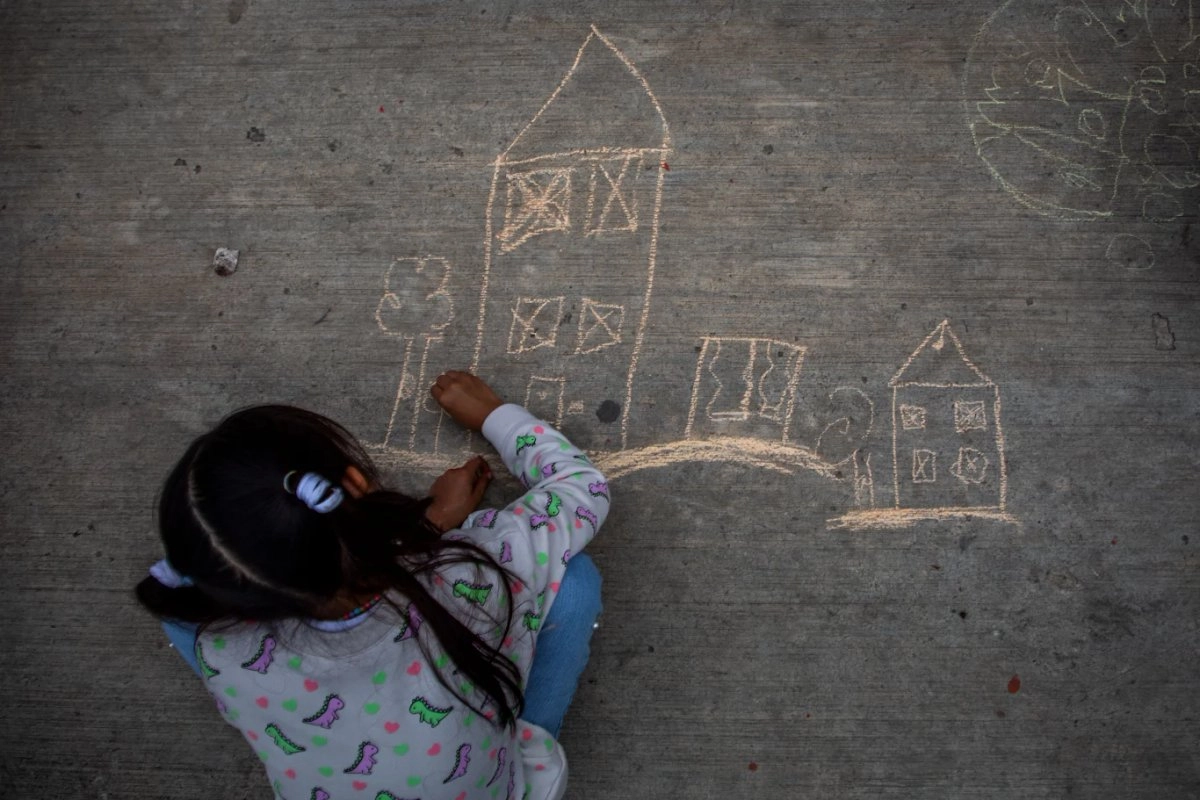 De acuerdo con la medición realizada por el Consejo de Evaluación, la pobreza de ingresos disminuyó de 48 a 37 por ciento durante la gestión de la hoy presidenta Claudia Sheinbaum Pardo en la capital del país. Foto 