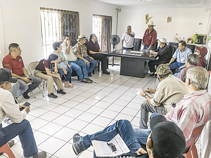 Reunión de ejidatarios en Guasave.