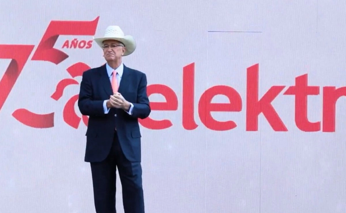 “Si quieres ser rico, véndele a los que menos tienen. Es un gran consejo que me dio el abuelo”, dijo el empresario ante sus trabajadores durante el 75 aniversario de Elektra. Foto: