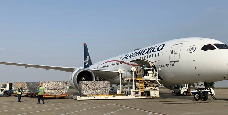 Sexto vuelo entre China y México con material de protección para médicos que enfrentan Covid-19. Foto Twitter @ConsulMexSha