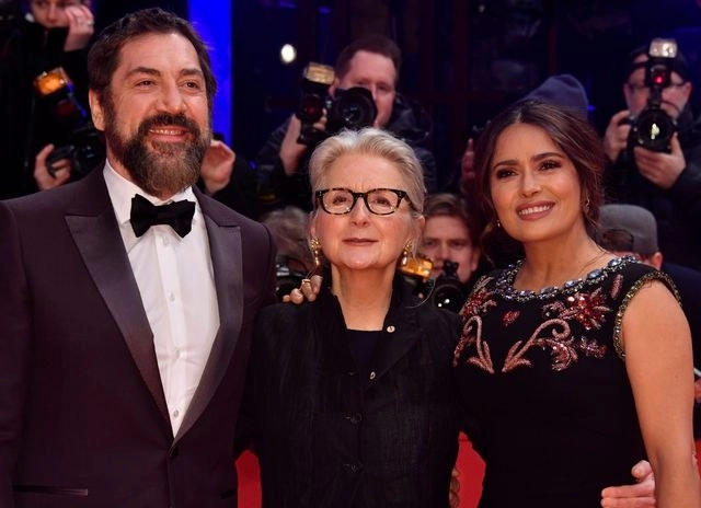 La actriz mexicana Salma Hayek en compañía del español Javier Bardem, junto con la multipremiada cineasta británica Sally Potter. Foto Afp 