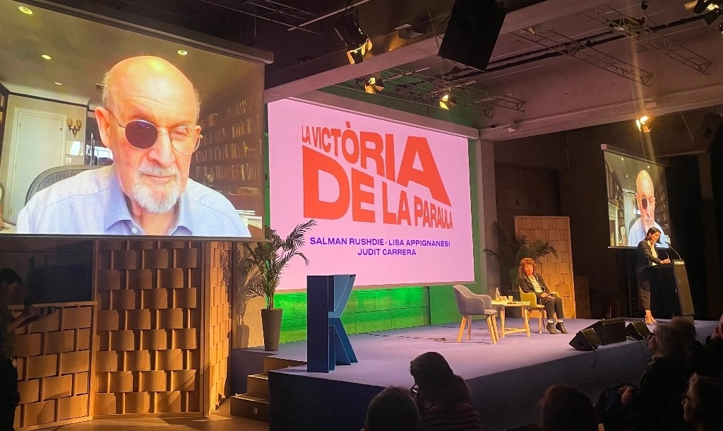 A 14 meses de ser apuñalado en el cuello durante una presentación en Estados Unidos, Rushdie dijo que ya terminó de escribir un ensayo. Foto Europa Press
