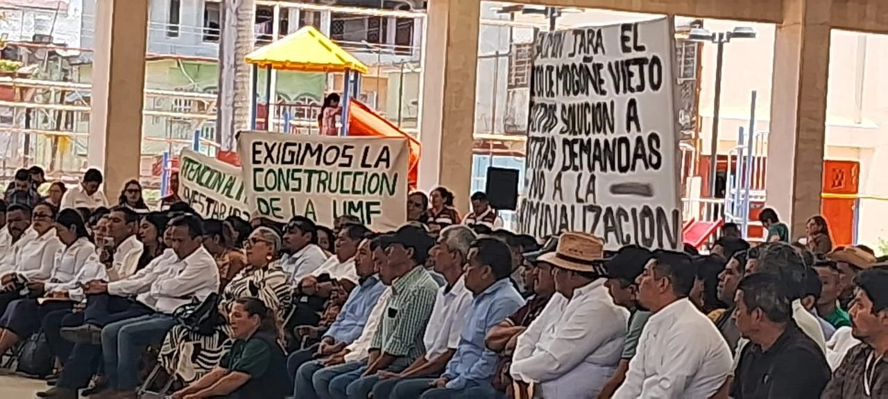 A estas protestas se sumaron ciudadanos quienes demandan el abasto de agua potable, pues hay diversas zonas de Matías Romero en el que el servicio es insuficiente o nulo, por lo que exigieron atención inmediata. Foto
