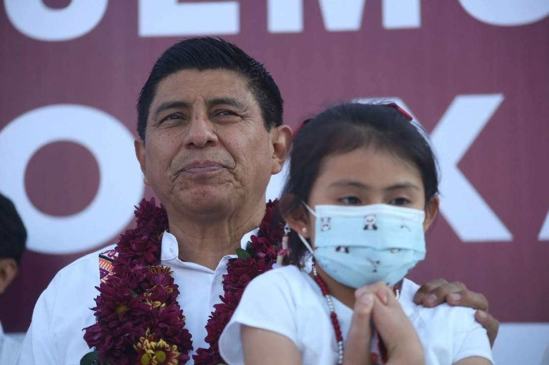 Salomón Jara Cruz presentó su solicitud de registro como candidato a la gubernatura de Oaxaca por la coalición Juntos Hacemos Historia. Foto Carolina Jiménez/ Cuartoscuro