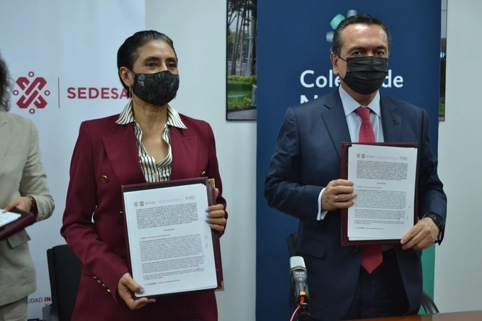 Olivia López Arellano, titular de Salud CDMX Luis Montes de Oca, presidente del Colegio de Notarios firman convenio sobre la voluntad anticipada. Foto Tomada del Twitter @SSaludCdMx