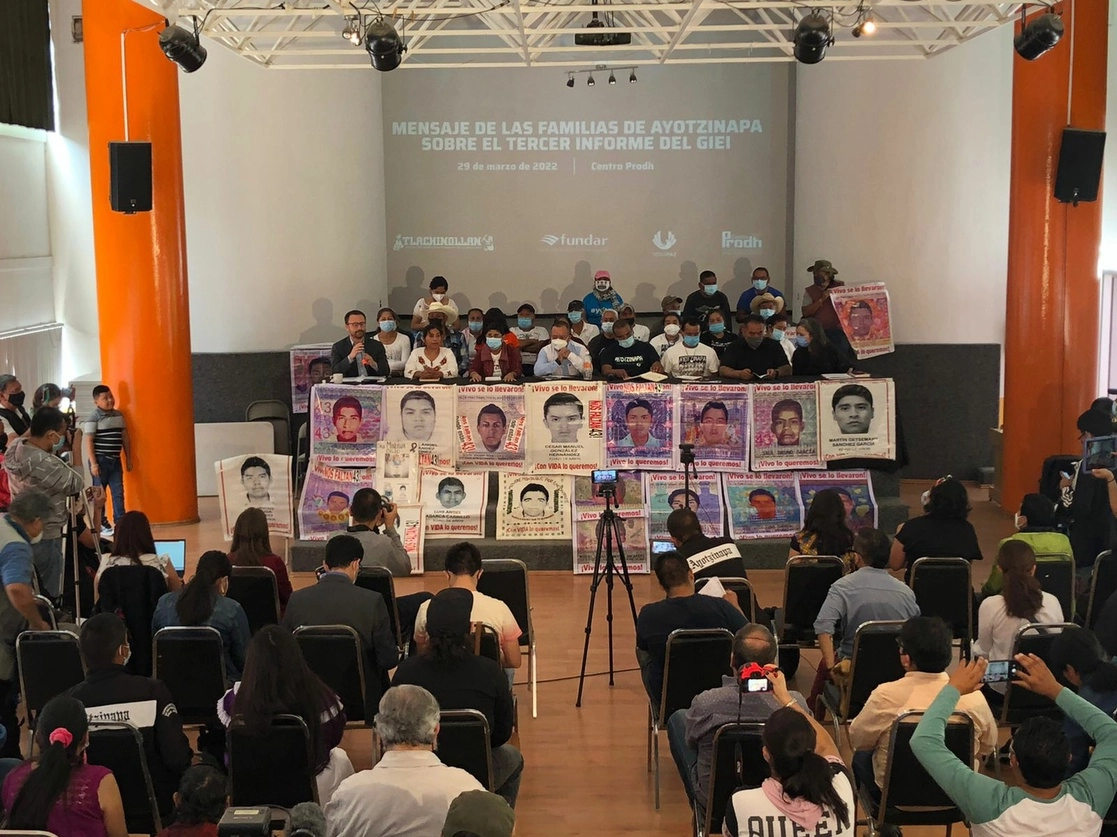 Padres y madres de familia del caso Ayotzinapa ofrecen conferencia tras el informe del Grupo Interdisciplinario de Expertos Independientes, el pasado el 29 de marzo. Foto Luis Castillo 