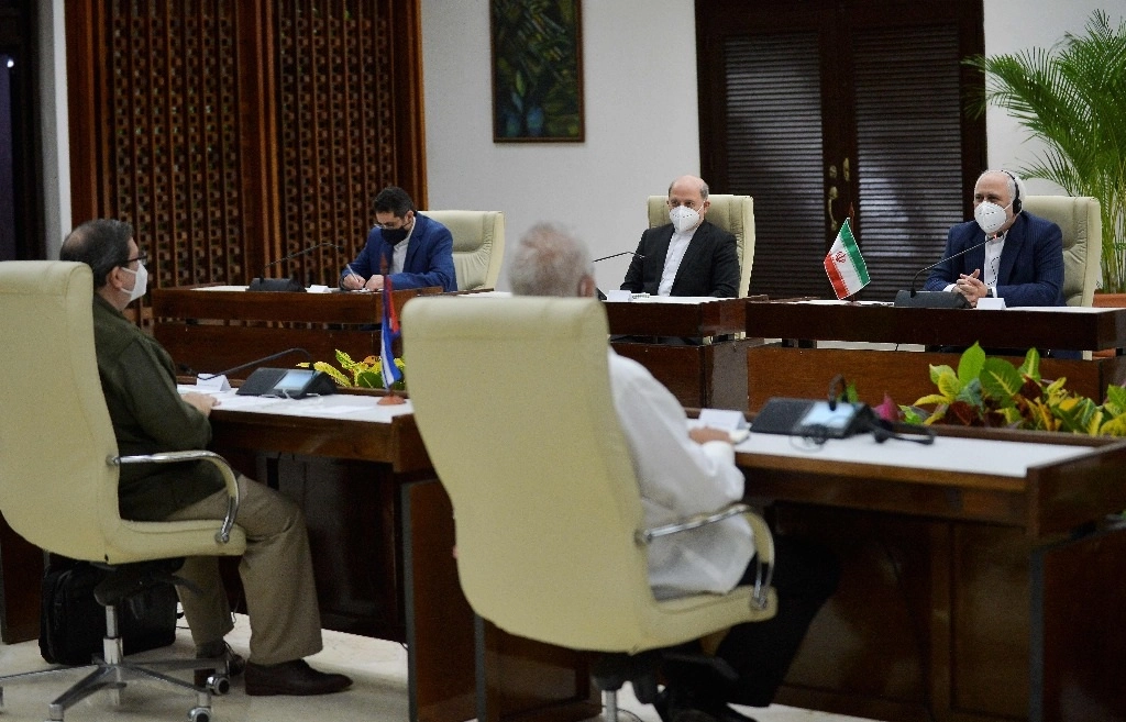 El canciller de Irán,  Javad Zarif (der), en una reunión con su colega cubano Bruno Rodriguez (izq), en La Habana, el 6 de noviembre de 2020. Foto Afp
