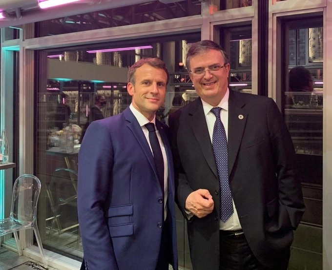 El canciller Marcelo Ebrard (der) y el presidente de Francia, Emmanuel Macron (izq) durante su breve encuentro. Foto Cortesía SRE