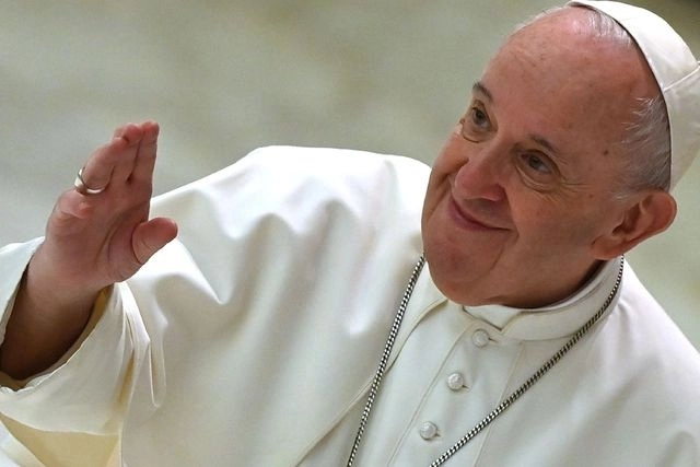 El papa Francisco saludó a sus fieles a distancia en su audiencia pública y los llamó a la prudencia para "poner fin a la pandemia". Foto Afp 