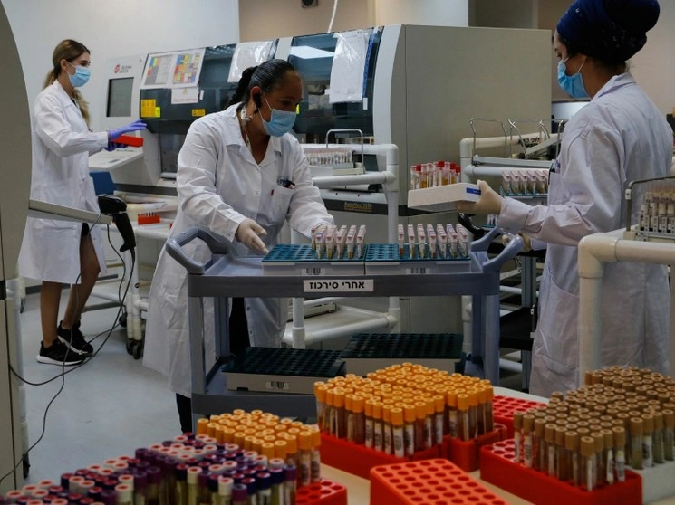 Personal de salud analiza prueba serológicas en un laboratorio de la ciudad de Or Yehuda, en el centro de Israel. Foto Xinhua