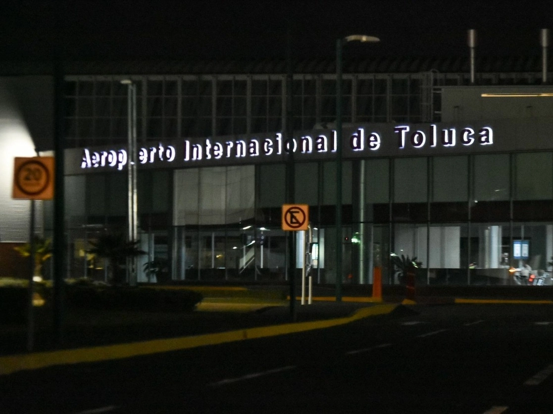 El general Salvador Cienfuegos, ex secretario de la Defensa, arribó al Aeropuerto Internacional de Toluca  procedente de la terminal aérea de Nueva Jersey, Estados Unidos. Foto Cuartoscuro