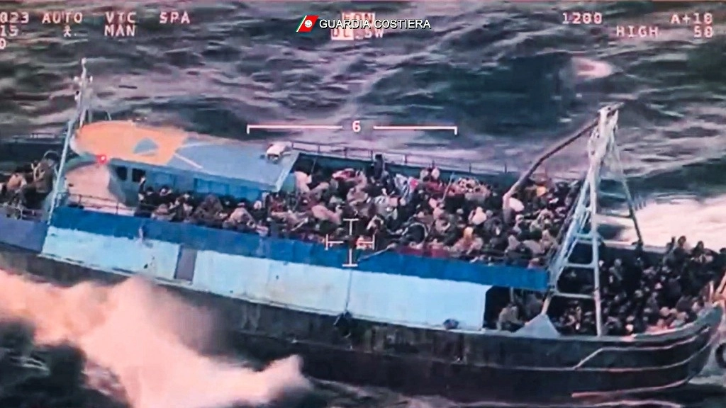 Mientras en el mar había un temporal, una de las embarcaciones rescatadas transportaba muchas más personas por arriba de su capacidad y fue interceptada ayer frente a las costas de Calabria. La imagen, desde un helicóptero patrulla. Foto Afp