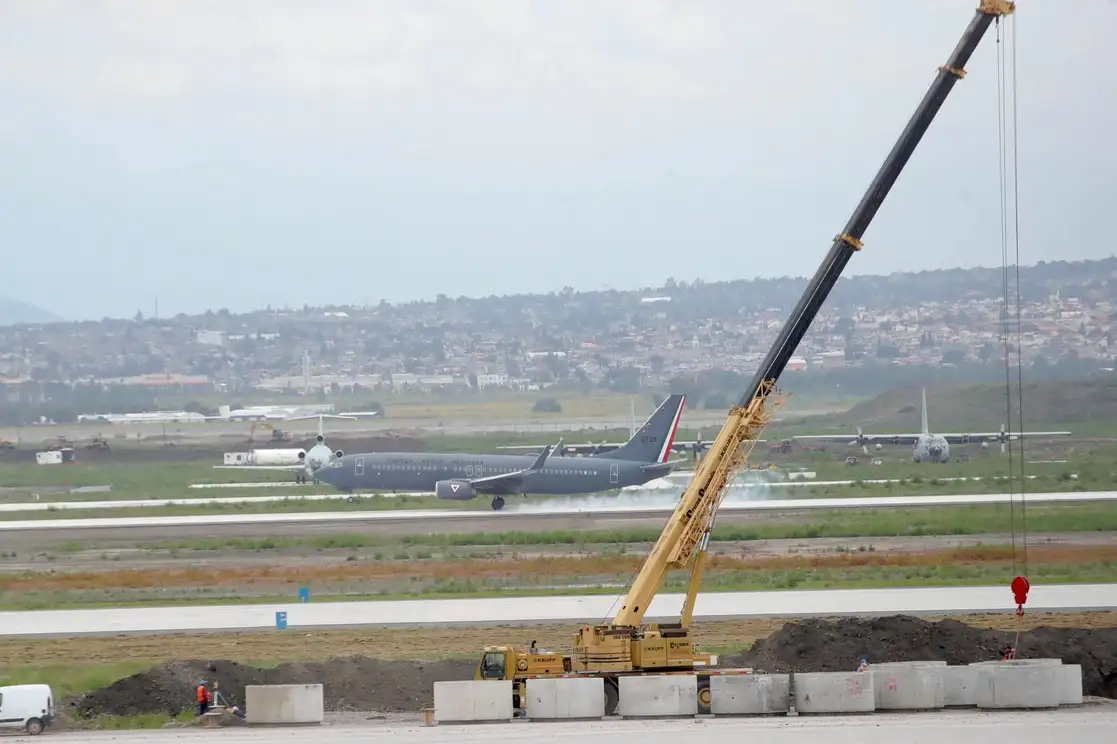 El Sistema Aeroportuario de México (SAM) tendrá capacidad para albergar hasta 200 operaciones por hora, 75.4 por ciento más de las que se consideraban con el Nuevo Aeropuerto Internacional de México (NAIM). Foto Luis Castillo

