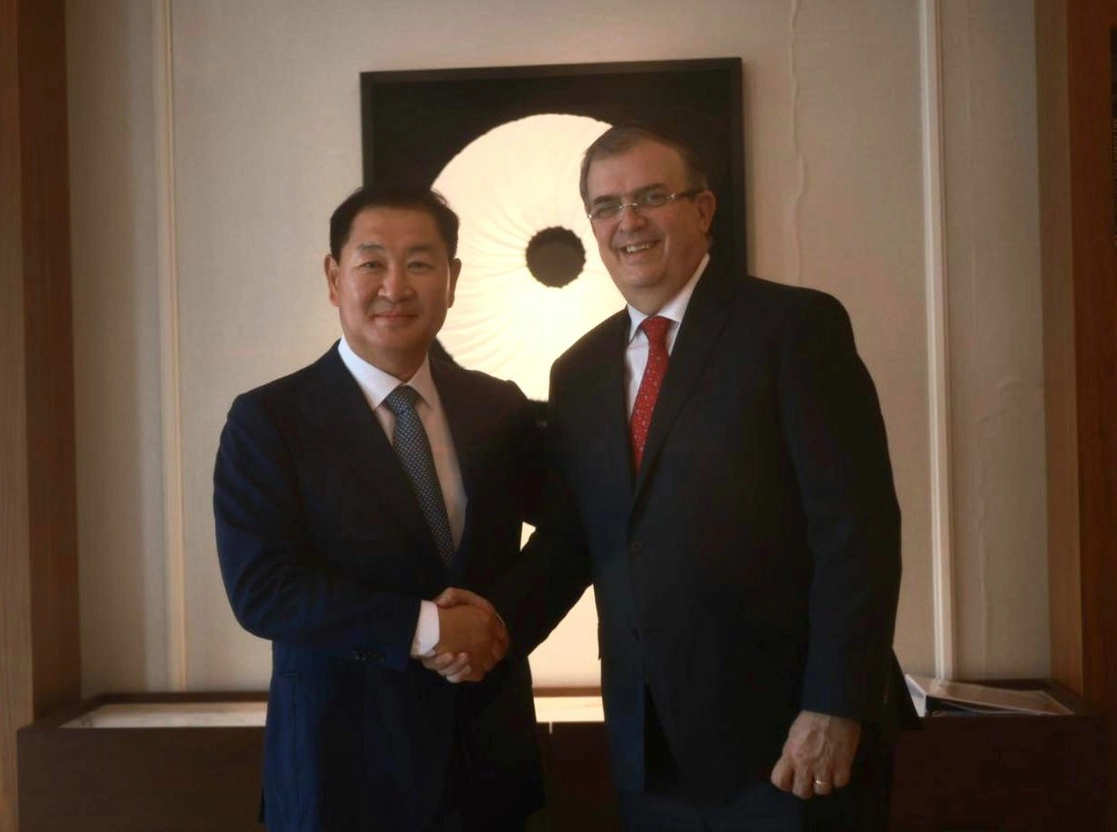 El secretario de Relaciones Exteriores, Marcelo Ebrard, se reunió en Seúl con el CEO de Samsung Electronics, Han Jong-Hee. Foto tomada del Twitter de @SRE_mx
