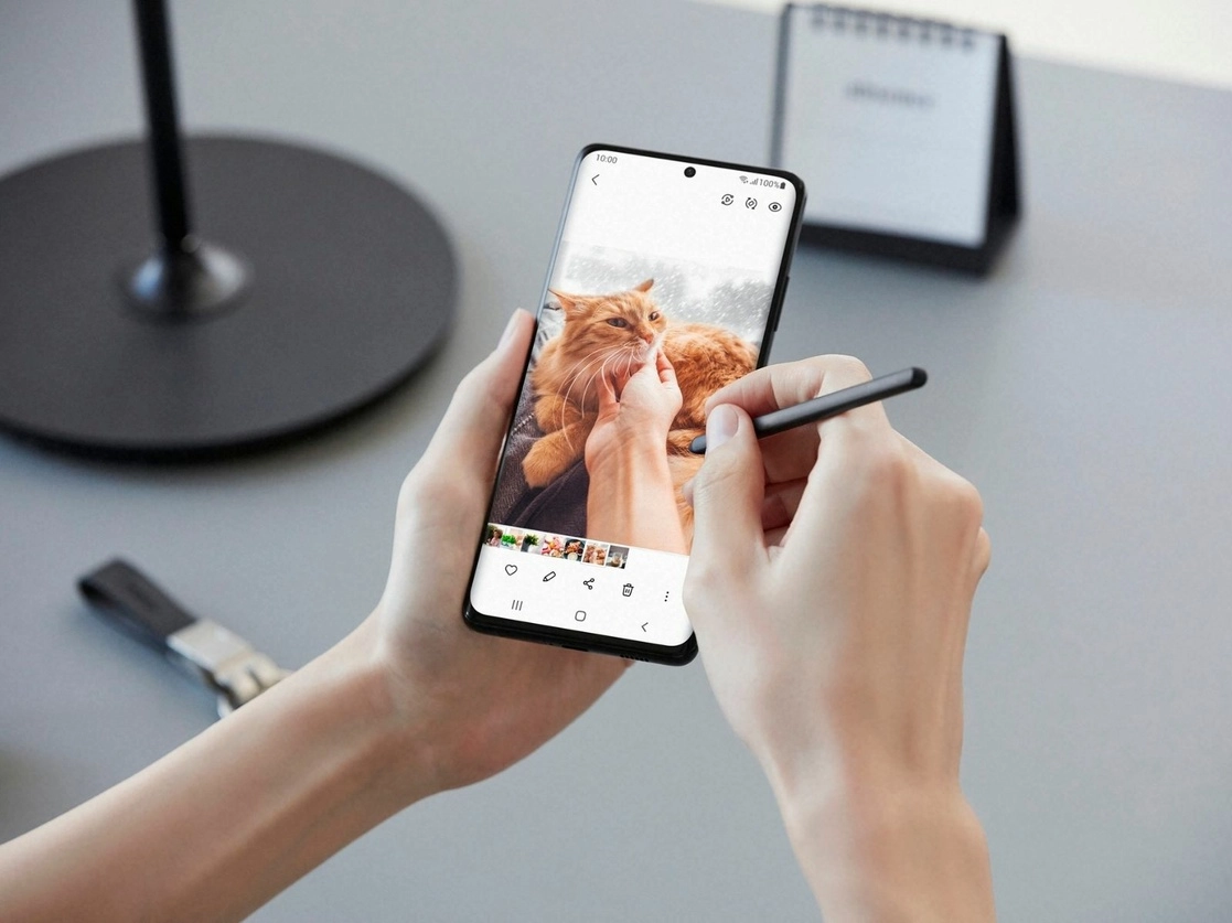 El modelo Galaxy S21 es el primer teléfono inteligente Galaxy S que funciona con el S Pen para realizar trabajos sobre la pantalla, el 14 de enero de 2021. Foto Samsung vía Ap