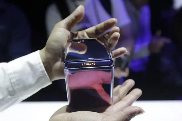  El nuevo celular, que puede doblarse de su forma tradicional hasta adoptar la forma de un pequeño cuadrado, saldrá a la venta el 14 de febrero. Foto Ap