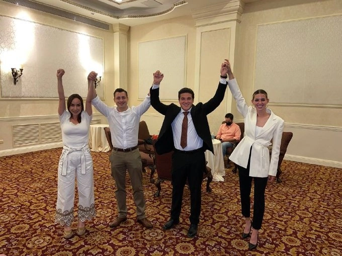 Samuel García y su esposa, junto al virtual ganador de la alcaldía de Monterrey, Luis Donaldo Colosio. Foto @samuel_garcias