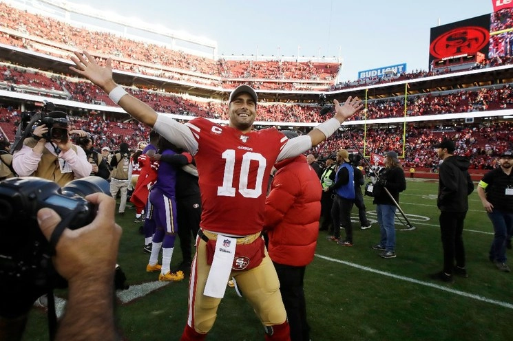El quaterback de San Francisco Jimmy Garoppolo celebra el triunfo. Foto Ap
