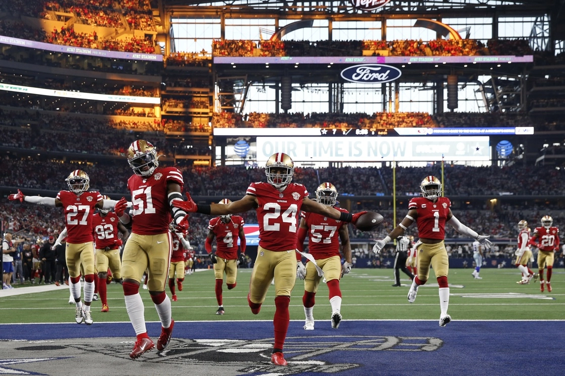 K’Waun Williams (24) festeja con sus compañeros el pase que interceptó al mariscal de Vaqueros Dak Prescott en el tercer cuarto. Foto Ap