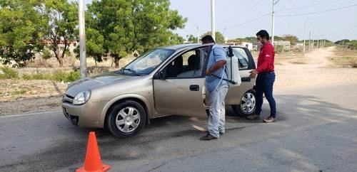 Habitantes del municipio de San Francisco del Mar, en el Istmo de Tehuantepec, desinfectan los vehículos de las personas que van a ingresar a la localidad y los obligan a portar el cubrebocas con el fin de evitar contagios de Covid-19 entre la población. Foto Diana Manzo
