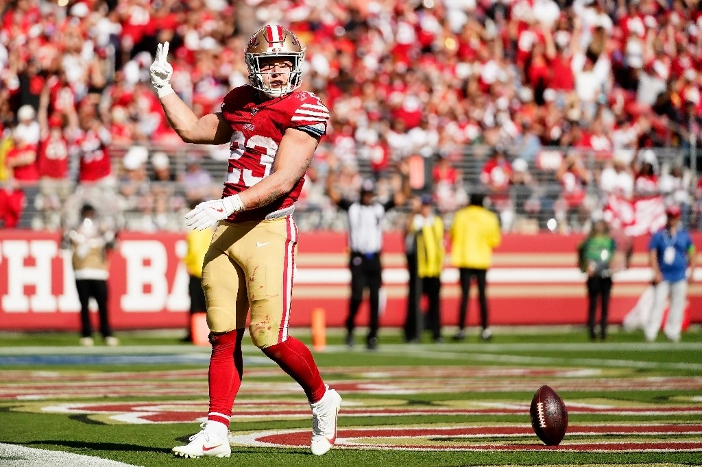 El corredor de loa 49ers de San Francisco, Christian McCaffrey, rompió el récord de Jerry Rice, al anotar en 13 juegos consecutivos. Foto Ap 