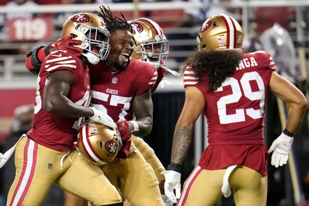 Los 49ers de San Francisco mantienen lo invicto al imponerse 42-10 a los Vaqueros de Dallas. Foto Ap