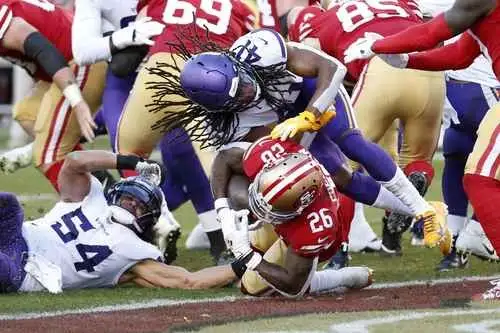 Tevin Coleman (26) tuvo una destacada actuación al conseguir dos anotaciones por vía terrestre. Foto Afp