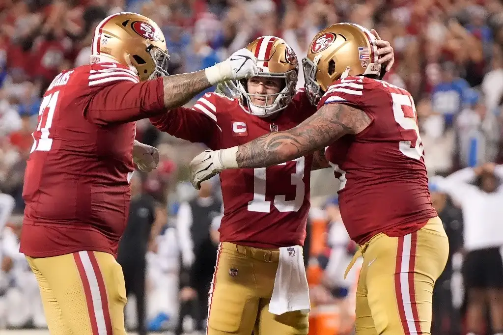El mariscal de campo de los 49ers de San Francisco, Brock Purdy (13), celebra con el tackle ofensivo Trent Williams, izquierda, y el guardia Jon Feliciano. Foto Mark J. Terrill/ Ap
