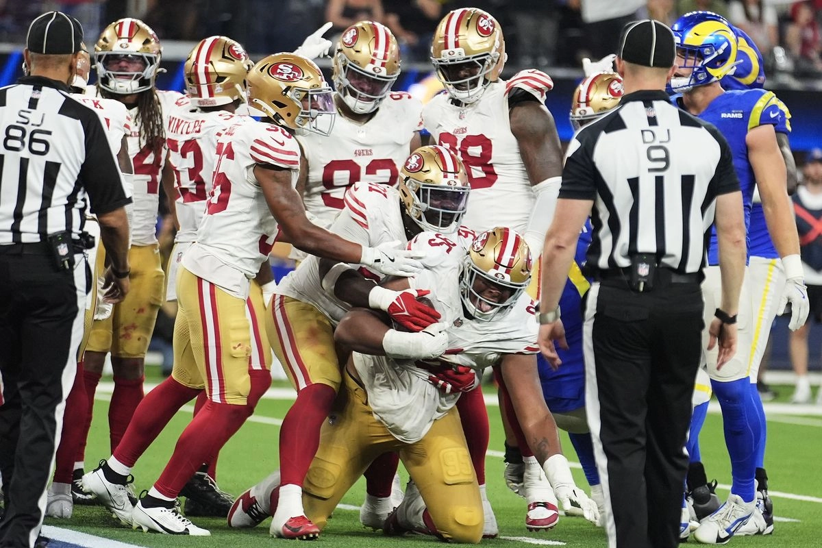 Unos 49ers plagados de lesiones consiguieron este jueves un electrizante triunfo por 26-23 sobre los Carneros de Los Ángeles. Foto