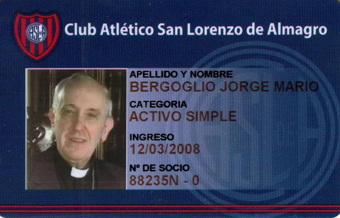 Foto difundida por el servicio de prensa del club de fútbol San Lorenzo del carné de socio del cardenal argentino Jorge Mario Bergoglio. 