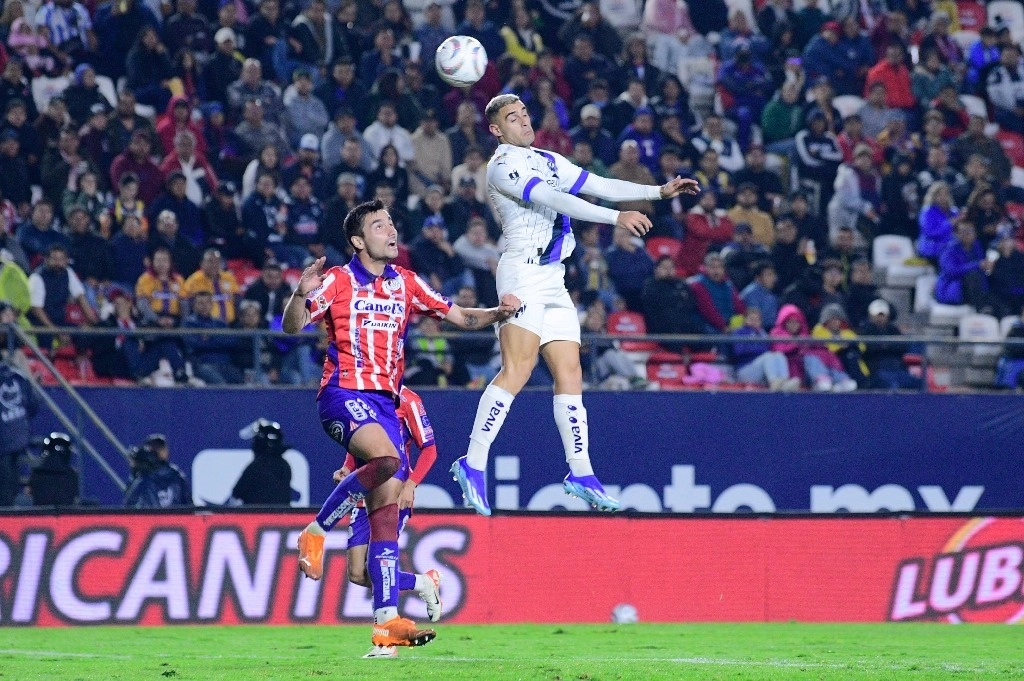 El Monterrey, dirigido por Fernando “Tano” Ortiz, intentó rescatar el empate en la recta final, pero no pudo arrebatarle el triunfo a la escuadra potosina. Foto tomada de X @LigaBBVAMX.