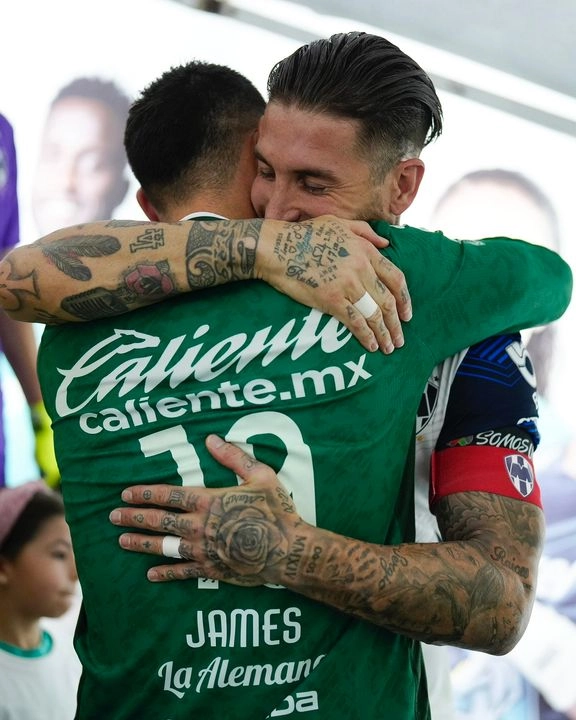El español Sergio Ramos abraza al colombiano James Rodríguez, su ex compañero en el Real Madrid, antes del duelo entre León y Monterrey.