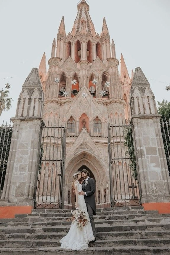 Una pareja frente a la catedral de San Miguel de Allende. Foto La Jornada