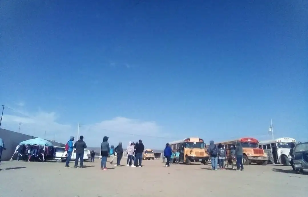 A bordo de camiones, jornaleros agrícolas llegan al valle de San Quintín provenientes de distintas entidades. Los enganchadores cobran a los encargados de los campos por llevarles mano de obra barata y al mismo tiempo exigen pago a los trabajadores. Algunas empresas agrícolas nacionales y extranjeras emplean trabajadores de manera irregular, con bajos sueldos y sin prestaciones. Foto cortesía de El Regional del Valle 




