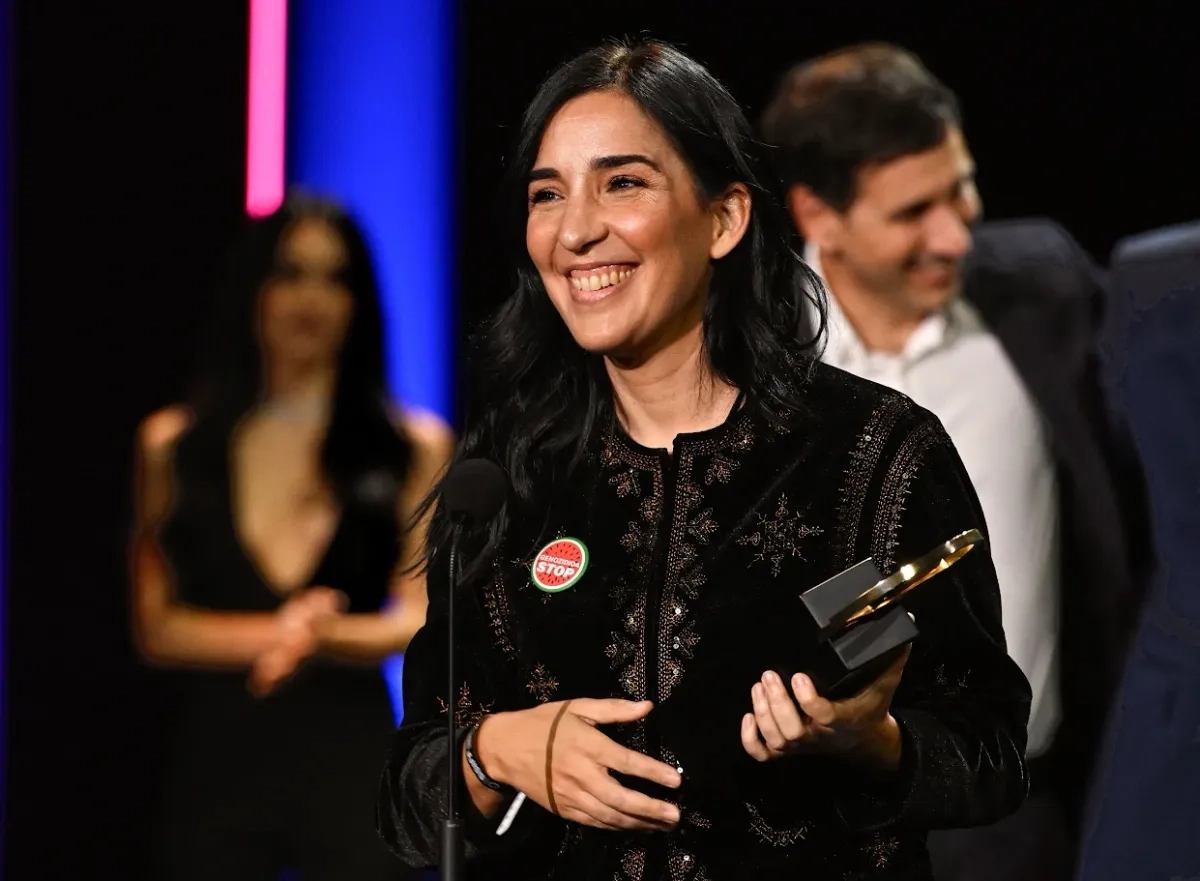 La directora española Alauda Ruiz de Azúa, cuya cinta ‘Los domingos’ ganó la Concha de Oro del 73 Festival de San Sebastián, portó un distintivo y dedicó unas palabras contra el genocidio en Gaza, al igual que otros cineastas. En tanto, en la ONU, Rusia acusó a Israel de querer “hacer volar a todo Medio Oriente”. Al llegar a Colombia, tras la revocación de su visa, Gustavo Petro advirtió “No debe haber represalias por mi libre opinión”. Foto 