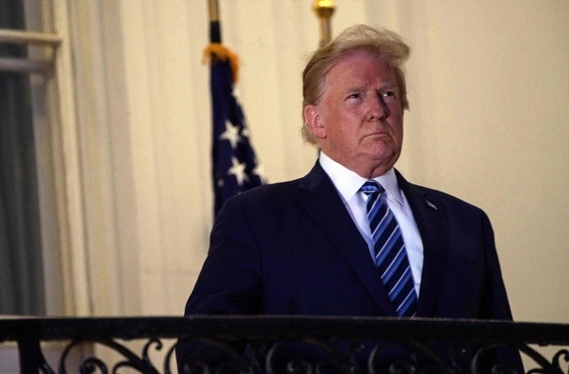 El presidente estadunidense Donald Trump a su regreso a la Casa Blanca, tras ser tratado por coronavirus, en el Centro Médico Walter Reed, en imagen de ayer. Foto Afp 