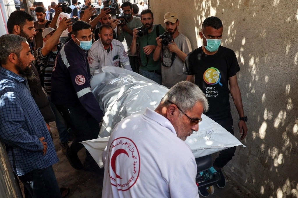 El cadáver de uno de los miembros de World Kitchen Aid, que perdió la vida en un ataque israelí en la franja de Gaza, es trasladado desde la morgue en Rafá. Foto Afp 